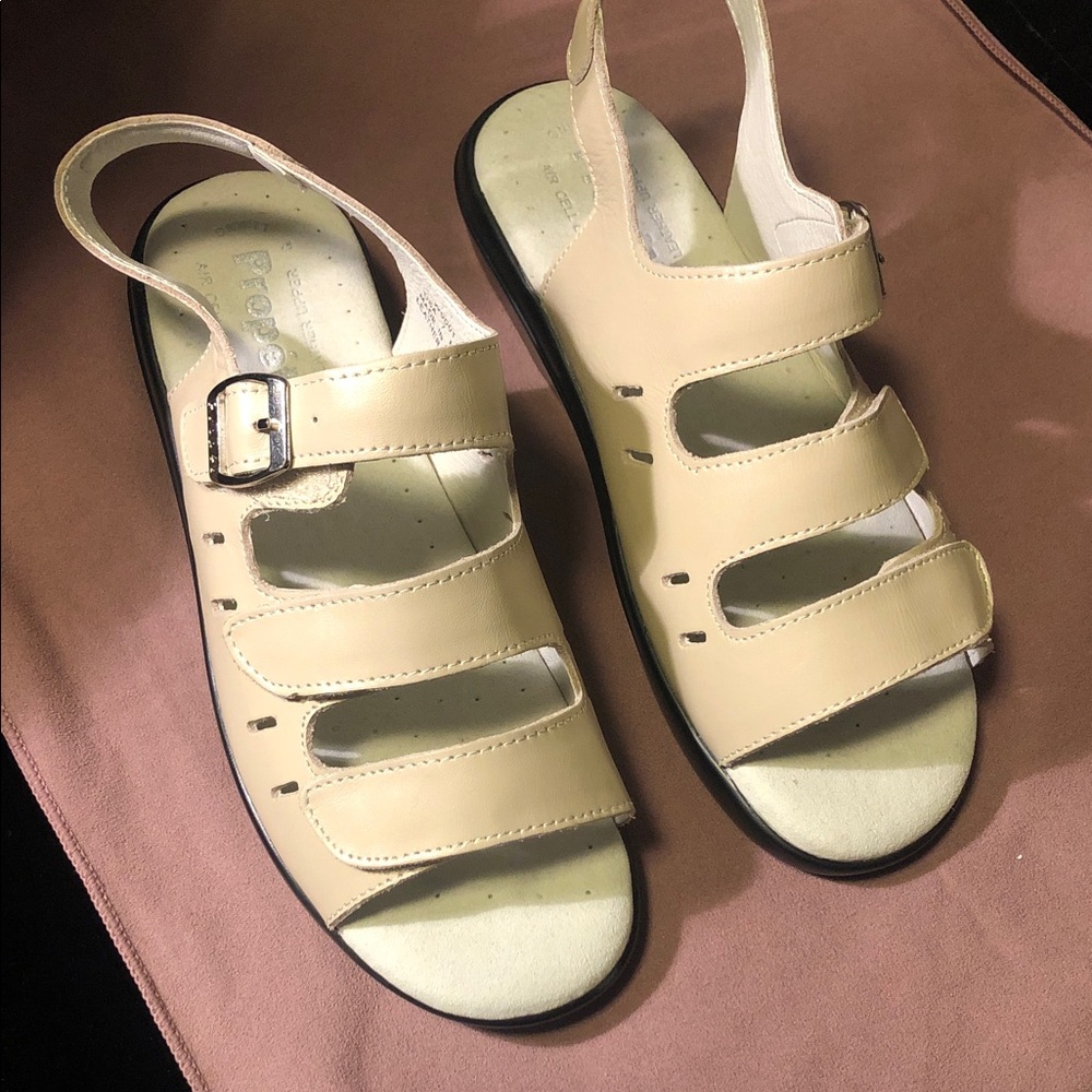 Propet women’s sandal shoes 7. New